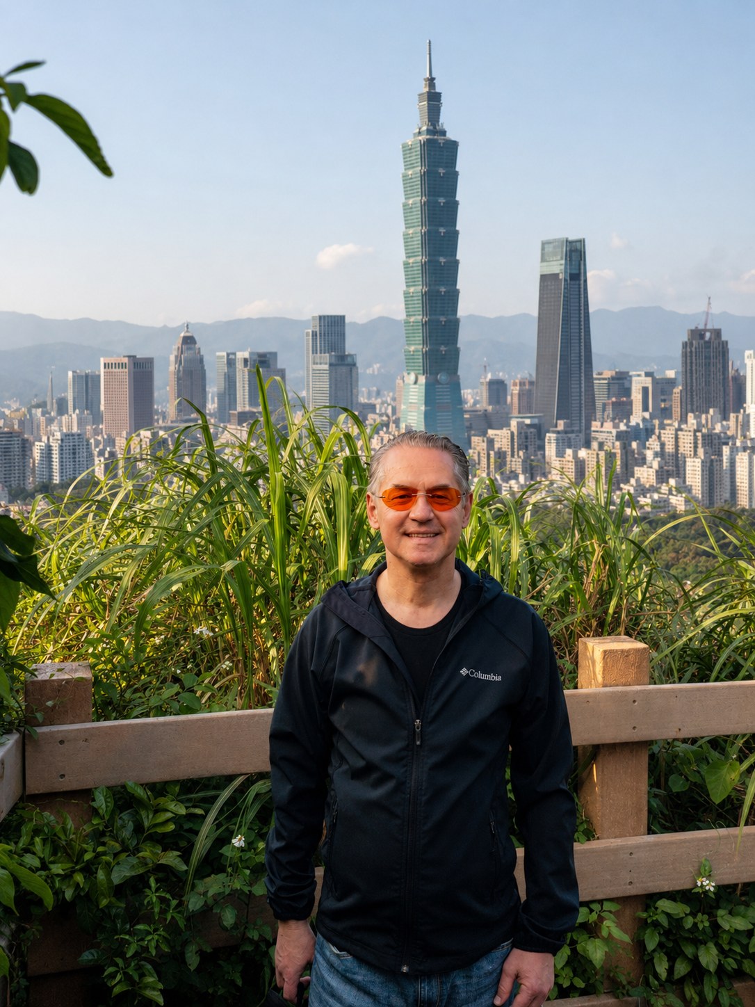 Johannes Maierhofer vor der Skyline von Taipeh